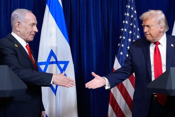 昨年12月、米国のドナルド・トランプ大統領（右）とイスラエルのベンヤミン・ネタニヤフ首相が、トランプ大統領の私邸であるマールアラーゴ・リゾートで首脳会談を行った後、握手している。AP＝聯合ニュース
