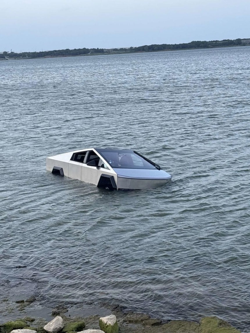   半分ほど水没したテスラ・サイバートラック。[写真 グレープバイン警察署]