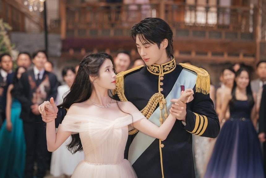 『21世紀の大君夫人』第6話の場面。政・財界有力者らをはじめとする高位層が集まった内進宴の第2幕「ワルツパーティー」に、ソン・ヒジュとイアン大君が出席した場面。［写真 MBC］
