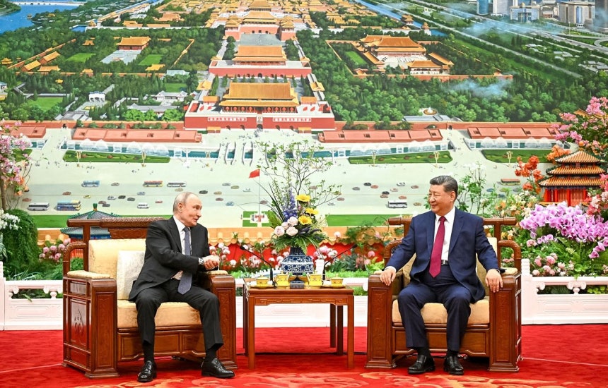 ロシアのウラジーミル・プーチン大統領（左）と中国の習近平国家主席が20日、北京人民大会堂で茶を囲んで対話をしている。AFP＝聯合ニュース