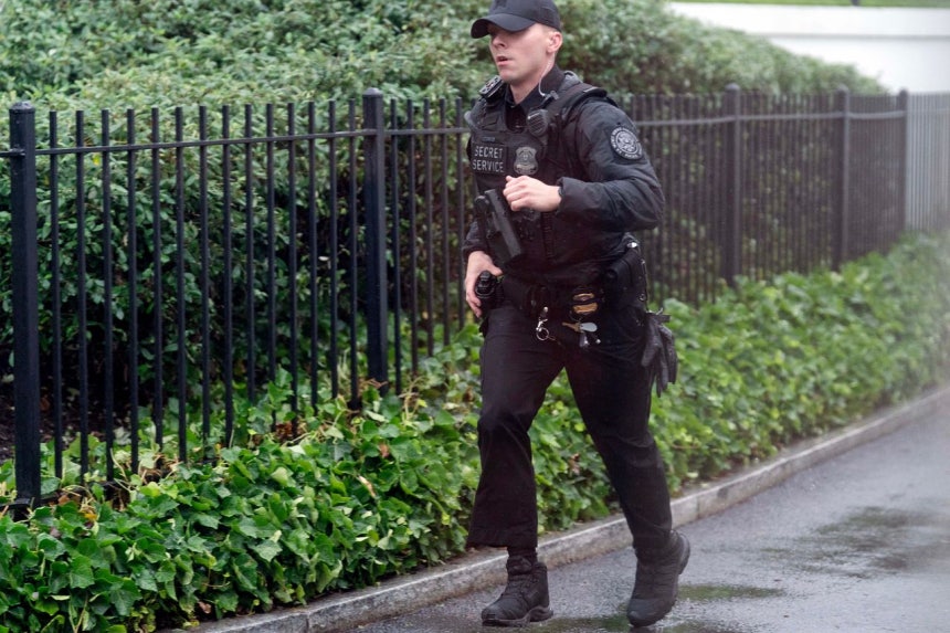 23日、ワシントンのホワイトハウスで秘密警護局の要員が走っている。［写真 AP＝聯合ニュース］