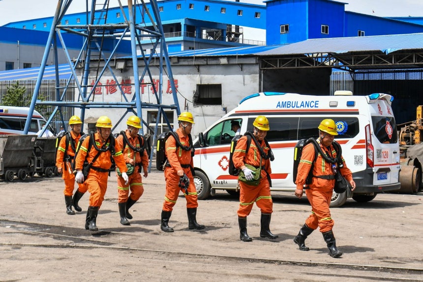 23日に中国北部山西省沁源県にある留神峪炭鉱の爆発事故現場で救急隊が出動し救助活動をしている。［写真 新華社＝聯合ニュース］