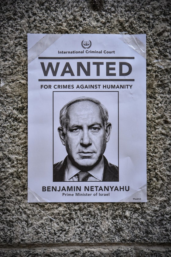イスラエルのネタニヤフ首相を指名手配犯罪者として描写した抗議ビラ。ガザ地区のパレスチナ人を支持する団体がイタリアのミラノに掲示したもの。［写真 EPA＝聯合ニュース］