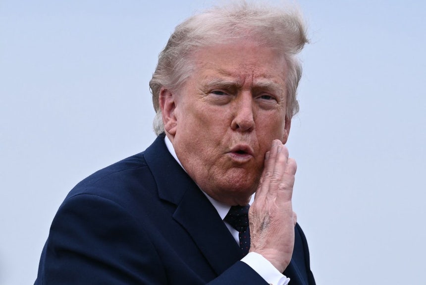 22日（現地時間）、米ニュージャージー州モリスタウン空港で、トランプ米大統領が専用機に搭乗しながら手を振っている。トランプ大統領は23日、イランとの交渉に関し「平和に関する覚書（MOU）が相当部分交渉された」とし、ホルムズ海峡開放などが含まれていると明らかにした。［AFP＝聯合ニュース］