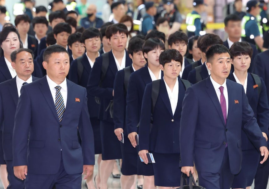 2025－2026アジアサッカー連盟（AFC）女子チャンピオンズリーグ決勝戦で勝利したネゴヒャン女子蹴球団の選手らが24日、仁川国際空港から出国している。［聯合ニュース］