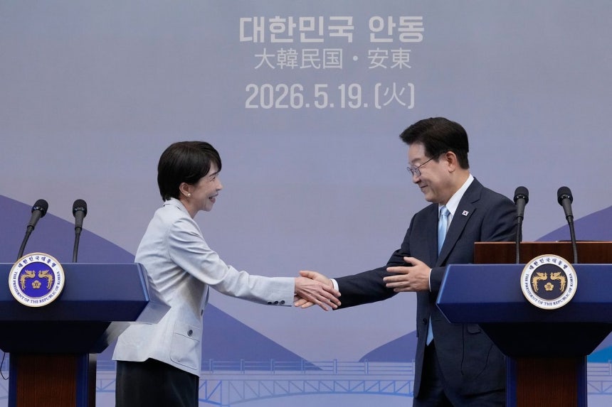 19日、共同記者会見を終えて握手する李在明（イ・ジェミョン）大統領と高市早苗首相 ［AP＝聯合ニュース］