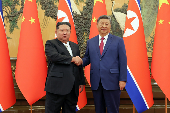 昨年9月4日、北朝鮮の金正恩（キム・ジョンウン）国務委員長と中国の習近平国家主席が、北京の人民大会堂で開かれた首脳会談を前に握手をしている。ニュース1