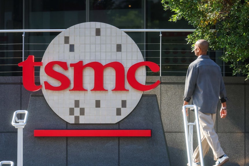 今年1月、台湾・新竹科学園区に位置するTSMC本社前を社員が通り過ぎている。AP＝聯合ニュース