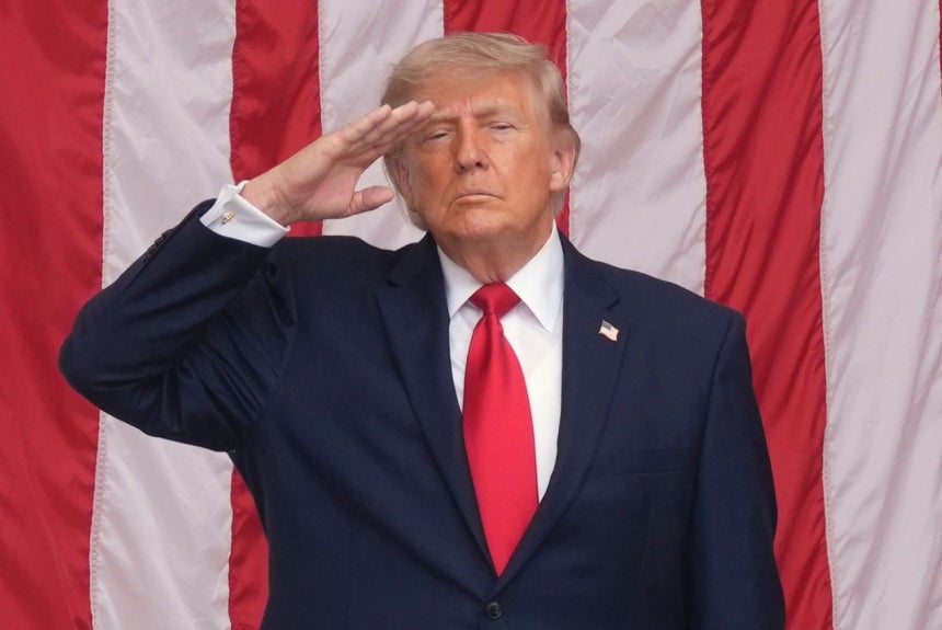 ドナルド・トランプ米国大統領が25日（現地時間）、ワシントンD．C．近郊のアーリントン国立墓地で開かれたメモリアルデー（戦没将兵追悼記念日）記念式典で挙手敬礼している。AP＝聯合ニュース