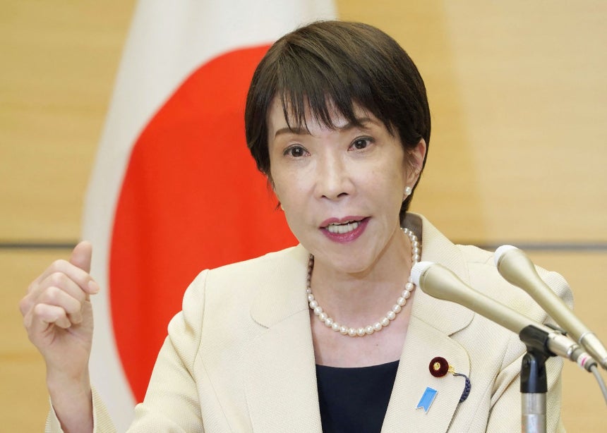 高市早苗首相が25日に首相官邸で記者らの質問に答えている。［写真 AFP＝聯合ニュース］