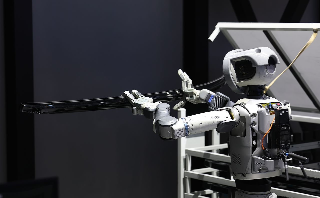 現代自動車グループのヒューマノイドロボット「アトラス」が部品を運んでいる様子。聯合ニュース