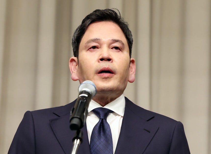 新世界グループの鄭溶鎮（チョン・ヨンジン）会長が26日、ソウル江南区（カンナムグ）の朝鮮パレスホテルで、スターバックスコリアの「タンクデー」論争に関連し、国民に向けて謝罪している。［聯合ニュース］