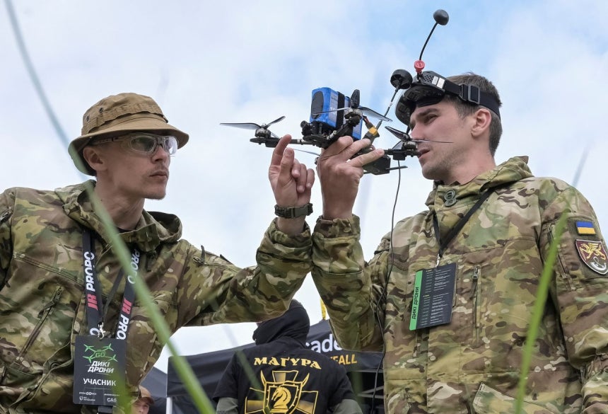 ウクライナで開かれたワイルドドローンズ（Wild Drones）大会で参加者が一人称視点ドローン（FPV）を点検している。［ロイター＝連合］