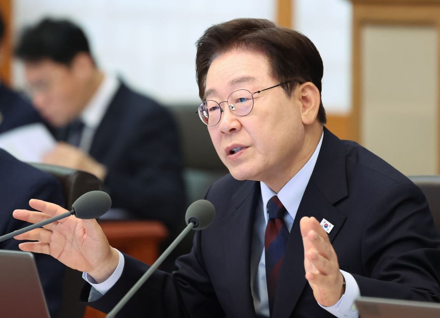 李在明（イ・ジェミョン）大統領が26日、青瓦台（チョンワデ、韓国大統領府）で開かれた閣議兼非常経済点検会議で発言している。［聯合ニュース］