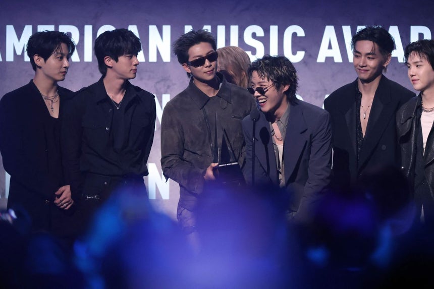 BTS（防弾少年団）が25日（現地時間）、米国ラスベガスで開催された2026アメリカン・ミュージック・アワード（AMAs）で「アーティスト・オブ・ザ・イヤー（Artist of the Year）」賞を受賞した。［AFP＝聯合ニュース］