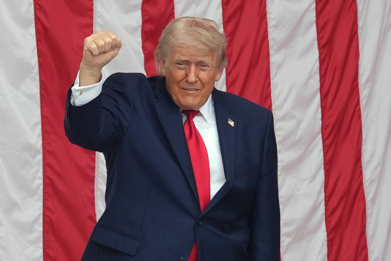 トランプ米大統領が25日にアーリントン国立墓地で開かれたメモリアルデー記念式で演説中に観客席に向かって拳を振り上げている。［写真 AP＝聯合ニュース］