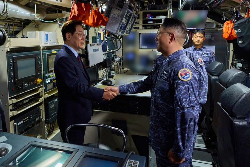 韓国の李在明（イ・ジェミョン）大統領が26日午後、慶尚南道昌原市鎮海区（キョンサンナムド・チャンウォンシ・チンヘグ）の海軍潜水艦司令部を訪れ、潜水艦「申采浩（シン・チェホ）」の乗組員たちを激励している。潜水艦発射弾道ミサイル（SLBM）搭載が可能な「申采浩」は、韓国国内で独自設計・建造された3隻目の3000トン級潜水艦だ。［写真 青瓦台（チョンワデ）］