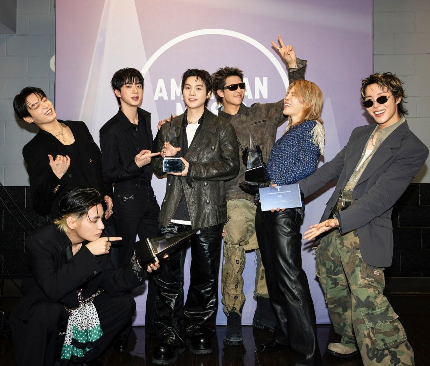 グループのBTS（防弾少年団）が25日（現地時間）、米ラスベガスで開かれた「アメリカン・ミュージック・アワード（AMAs）」で、大賞に相当する「アーティスト・オブ・ザ・イヤー（Artist of the Year）」を含むトロフィー3個を獲得した。［写真 BIGHIT MUSIC］