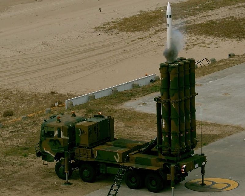 試験発射をする天弓II中距離地対空ミサイル。イラン戦争で優れた撃墜率を見せ、韓国防衛産業の技術力を証明した。ウィキペディア