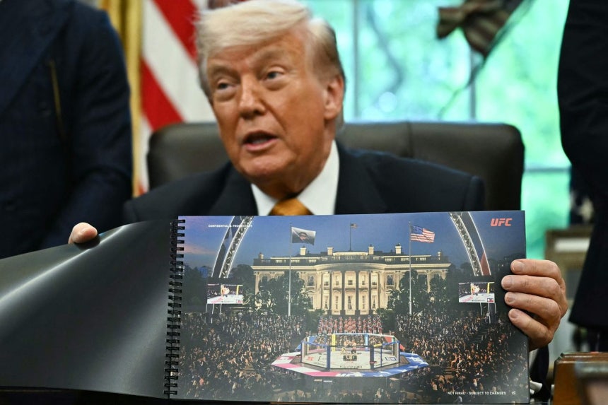   UFC競技場の完成予想図を紹介するトランプ大統領。［EPA＝聯合ニュース］