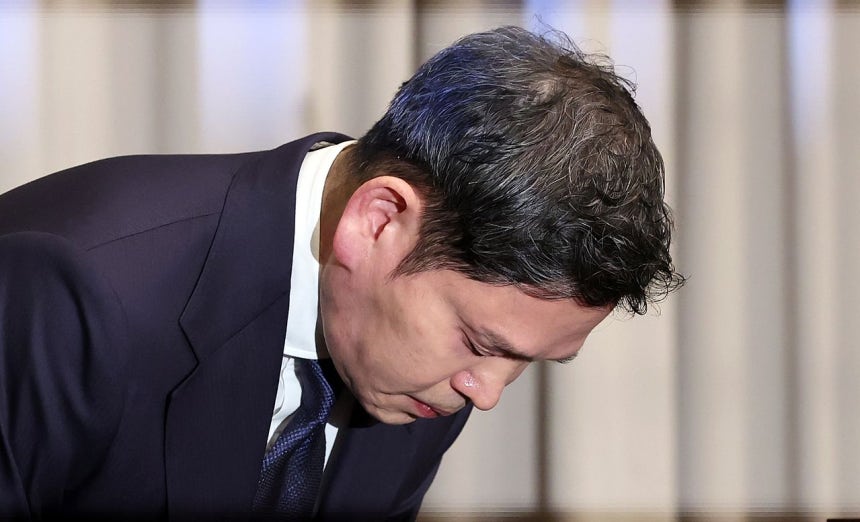 鄭溶鎮（チョン・ヨンジン）新世界グループ会長が26日、ソウル江南区（カンナムグ）ジョソンパレスで開いた記者会見で、スターバックスの「タンクデー」問題について頭を下げた。［ニュース1］