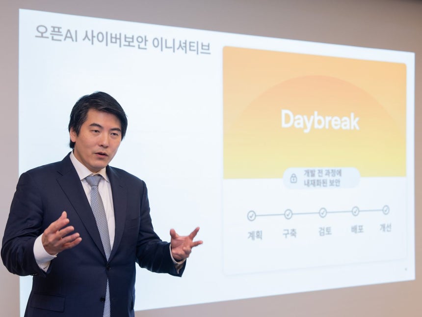 27日午前、ソウル瑞草区のJWマリオットホテルで開かれたOpenAI記者懇談会で、ジェイソン・クォン最高戦略責任者（CSO）が発表している。 ［写真 OpenAI］