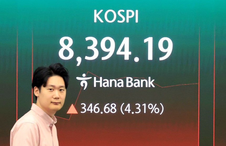 27日、ソウルのハナ銀行ディーリングルームのモニターにKOSPIなど証券市況が表示されている。［写真 ニュース1］