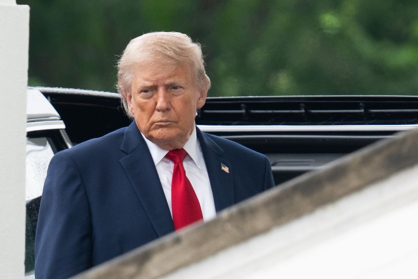 トランプ米大統領が25日、ホワイトハウス北側玄関に入っている。［写真 EPA＝聯合ニュース］