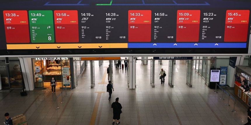 27日、ソウル竜山区（ヨンサング）のソウル駅に掲げられている電光掲示板に、西小門（ソソムン）高架車道崩落による列車運行見合わせの案内が表示されている。キム・ジョンホ記者