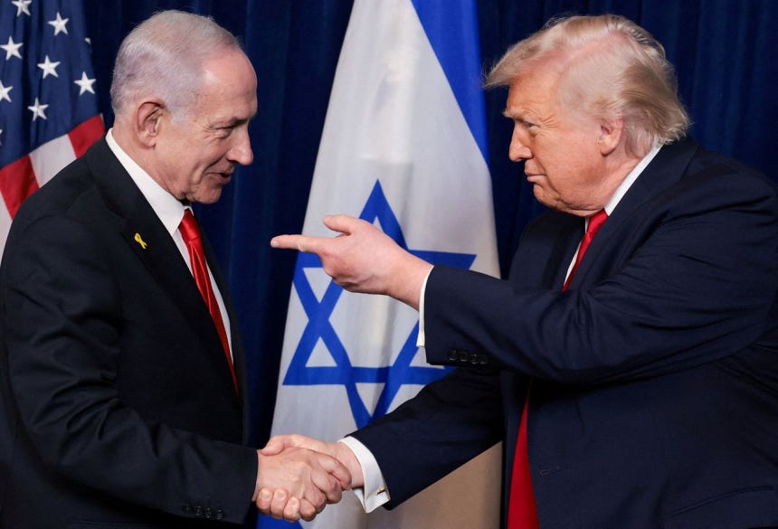 昨年12月29日、トランプ大統領（右）が米フロリダ州パームビーチでネタニヤフ首相との会談後の記者会見で握手している。［ロイター＝聯合ニュース］