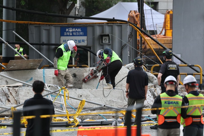 27日、ソウル西大門区（ソデムング）の西小門（ソソムン）高架車道崩落事故現場で関係者がコンクリートコアの採取を行っている。コンクリートコアの採取は事故原因や構造物の安全性を確認する核心的な調査作業だ。ニュース1