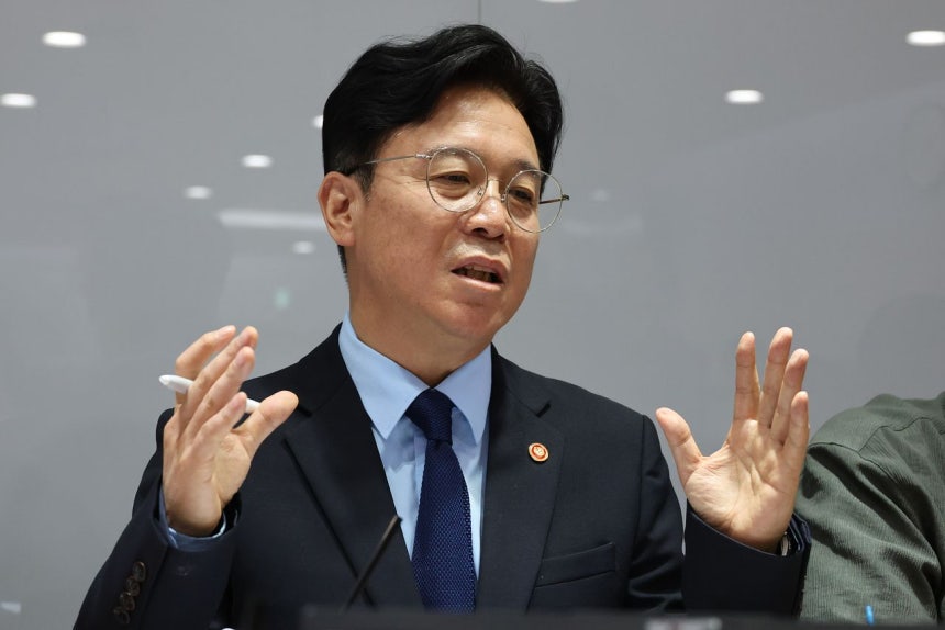 雇用労働部の金栄訓長官が27日に雇用労働部記者室で開かれた担当記者団懇談会でサムスン電子労使問題など労働懸案に対して発言している。［写真 聯合ニュース］