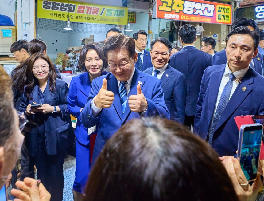 李在明（イ・ジェミョン）大統領と金恵景（キム・ヘギョン）夫人が27日、釜山（プサン）南港市場で市民とあいさつしている。李大統領は前日、釜山チャガルチ市場を訪れた。［写真 青瓦台］