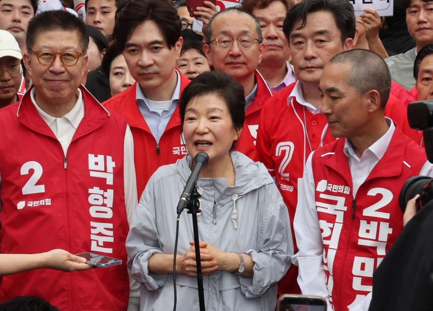 朴槿恵（パク・クネ）元大統領が27日、慶尚南道の晋州中央市場を訪問し、朴完洙（パク・ワンス）国民の力慶尚南道知事候補、ハン・ギョンホ晋州市長候補の応援演説をし、市民と握手した後、腕の痛みのため苦痛の表情を見せている。［ニュース1］