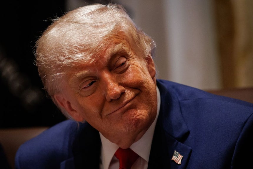 トランプ米大統領が27日（現地時間）、ホワイトハウスで開かれた閣僚会議で発言している。［EPA＝聯合ニュース］
