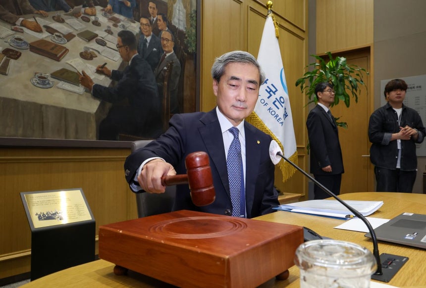 韓国銀行の申鉉松（シン・ヒョンソン）総裁が28日、ソウル中区の韓国銀行で開かれた金融通貨委員会本会議に出席し、議事棒を叩いている。写真共同取材団