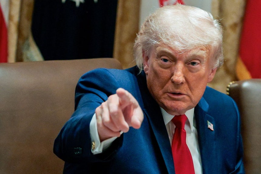 ドナルド・トランプ米国大統領が27日（現地時間）、ワシントンD．C．のホワイトハウスで開かれた閣議中、指で一方を指している。ロイター＝聯合ニュース