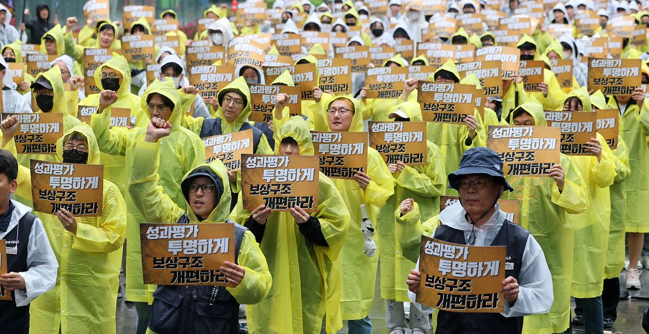 全国化学繊維食品産業労働組合カカオ支会（クルーユニオン）の組合員が5月20日、京畿道城南市（キョンギド・ソンナムシ）の板橋（パンギョ）駅広場で開かれた決起大会でシュプレヒコールを上げている。この日、カカオ労組は賃金交渉決裂の責任を経営陣に問うとして、大規模な決起大会を行った。ニュース1