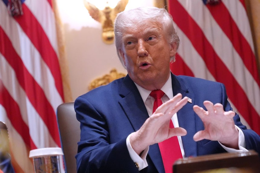ドナルド・トランプ米大統領が27日（現地時間）、ワシントンDCのホワイトハウスで開かれた閣議で発言している。［AP＝聯合ニュース］