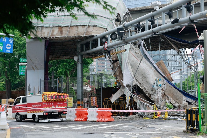 ソウル市西大門区（ソデムング）西小門（ソソムン）高架車道崩落事故から3日目となる28日、事故現場に陥没孔探査隊の車両が入っている。ニュース1