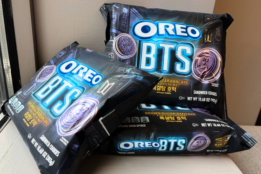   オレオがBTSとコラボして発売した限定版クッキー。［写真 AP］
