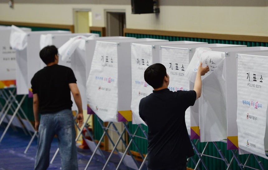 第9回全国同時地方選挙の期日前投票を翌日に控えた28日午後、忠清南道論山市の投票所で選挙事務員が最終点検を行っている。ここでは29、30日に陸軍訓練所の将兵が期日前投票をする予定だ。 キム・ソンテ客員記者