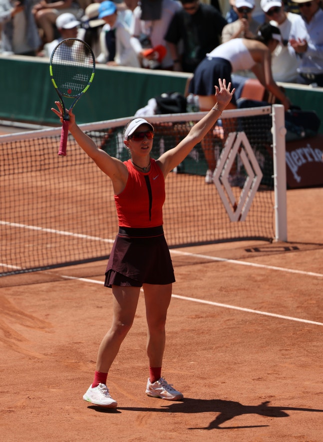 ドイツのタマラ・コルパチュが28日、フランス・パリで行われた2026年全仏オープン女子シングルス2回戦で、中国の王欣瑜を破り、勝利を喜んでいる。［新華社＝聯合ニュース］