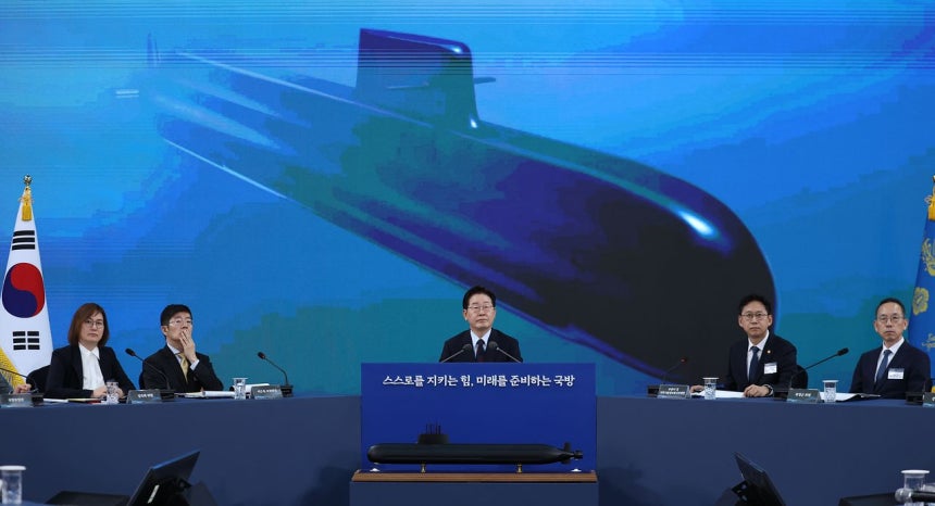 李在明（イ・ジェミョン）大統領が26日、慶尚南道鎮海（チンヘ）で開催された「第1回未来国防戦略委員会」で、安圭伯（アン・ギュベク）国防部長官から原子力潜水艦開発基本計画の報告を受けている。［聯合ニュース］