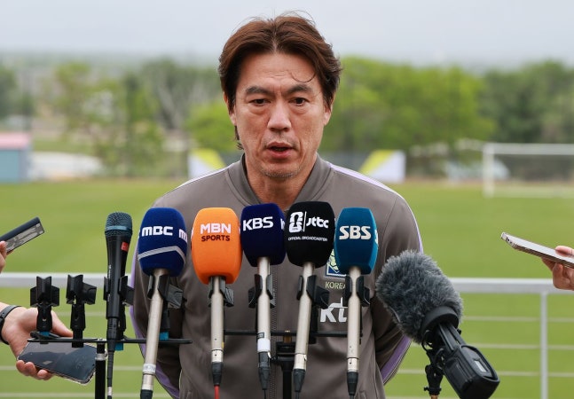 動揺なく北中米W杯の準備に集中すると語った洪明甫（ホン・ミョンボ）監督 ［ニュース1］