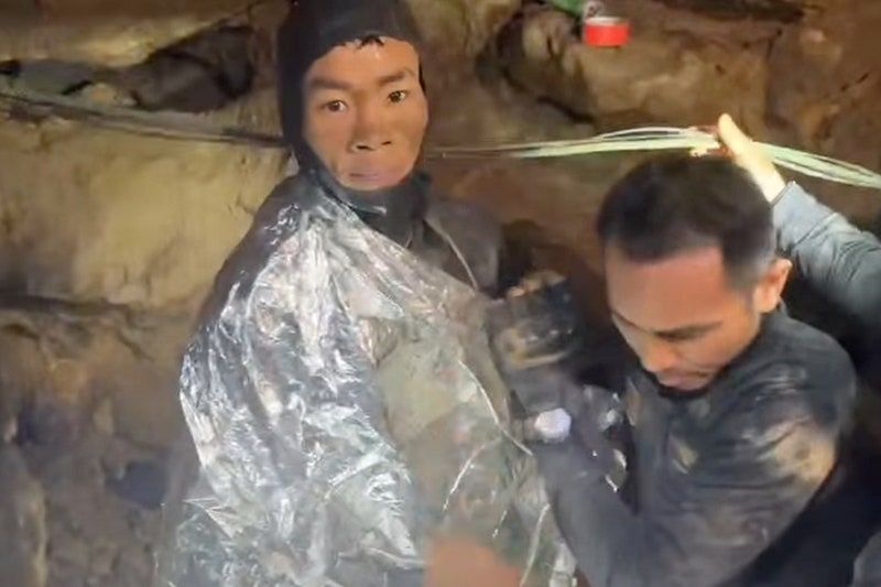 ラオス中部サイソンブン県の洞窟に9日にわたり閉じ込められていた住民（左）が救助隊により救助される様子。［写真 聯合ニュース］