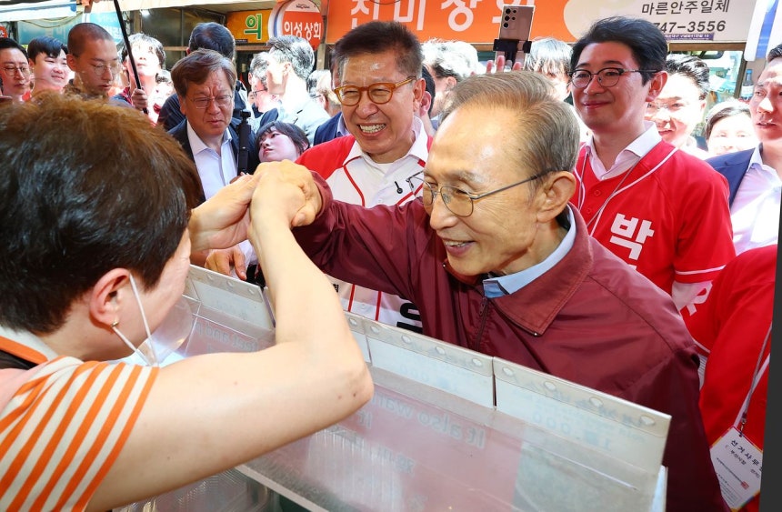 韓国の李明博（イ・ミョンバク）元大統領が31日午後、釜山市（プサンシ）の海雲台（ヘウンデ）市場を訪れ、商人と握手しながら野党「国民の力」から出馬した朴亨埈（パク・ヒョンジュン）釜山市長候補の応援遊説を行っている。ソン・ボングン客員記者