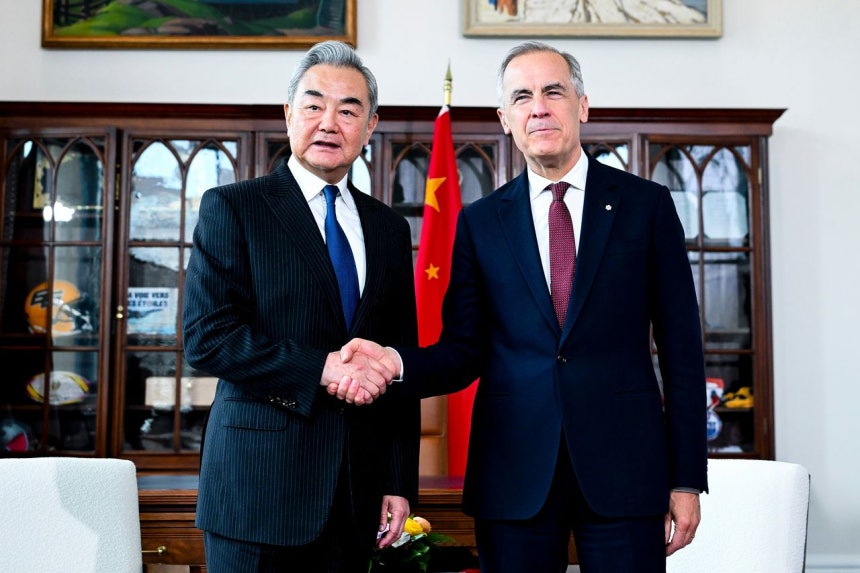 29日、カナダのカーニー首相（右）がオタワで中国の王毅外相と会談に先立ち握手している。［写真 AP＝聯合ニュース］