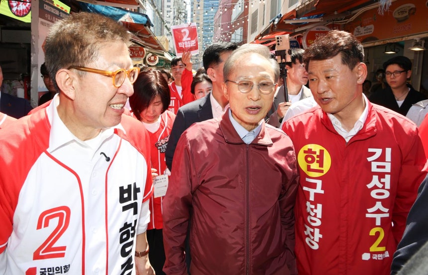李明博（イ・ミョンバク）元大統領が5月31日午後、釜山海雲台区（プサン）・ヘウンデグ）の海雲台市場で野党「国民の力」の朴亨埈（パク・ヒョンジュン）釜山市長候補と金成洙（キム・ソンス）海雲台区庁長候補応援遊説をしている。聯合ニュース