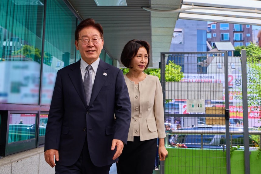 韓国の李在明（イ・ジェミョン）大統領と金恵景（キム・ヘギョン）夫人が第9回全国同時地方選挙期日前投票の初日を迎えた29日午前、ソウル鍾路区（チョンノグ）の三清洞（サムチョンドン）住民センターで投票をするために入場している。［写真 青瓦台（チョンワデ、大統領府）］